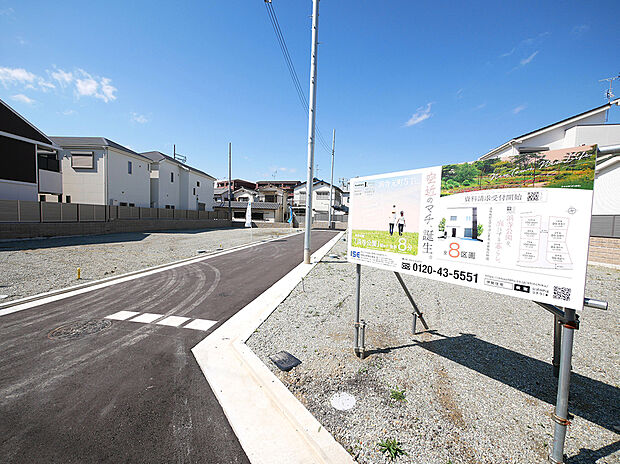 【【現地写真】】ホームセンターやドラッグストア、コンビニが徒歩10分圏内。「イオンタウン 諏訪の森」など大型商業施設も利用しやすい距離で、買い物便利な立地です。/2026年4月撮影