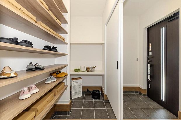 【【玄関/当社施工例】】玄関と土間続きのSCLには、ベビーカーやゴルフバッグなどの大きな荷物も収納できます。必要に応じて引き戸で隠せるため、雑多な印象を軽減できます。