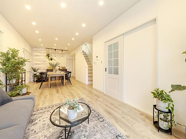 【【LDK/当社施工例】】LDKは約19.5帖。白い壁と明るいトーンのフローリングで、より明るさと広さを感じられる空間に。1階は、日用品の保管に便利なファミリークローゼット付きです。