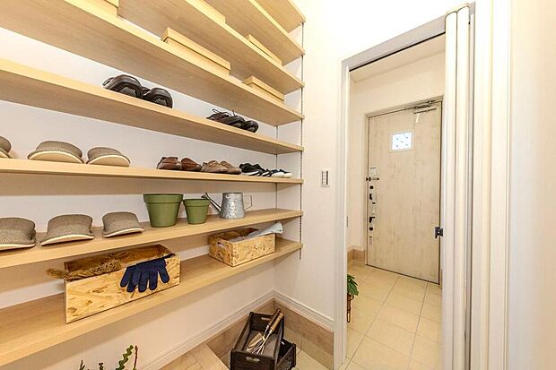 【【シューズクローク/当社施工例】】玄関にシューズクロークを設けました。隣接するファミリークローゼット→洗面室まで通り抜けられる動線です。