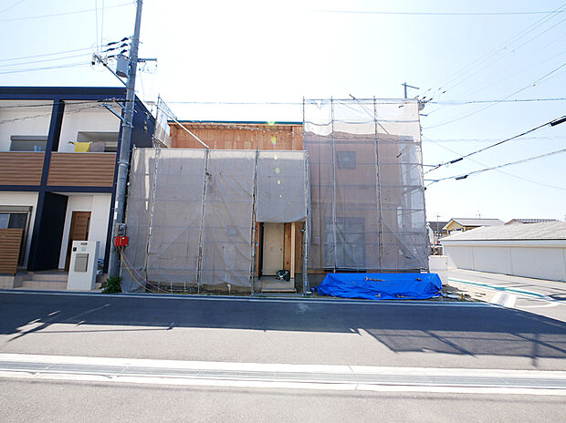 【【現地写真】】11号地は風通しの良い角住戸です。玄関ドアの正面にはウォールを設けることで、開閉時の往来からの視界をカット。玄関から洗面室へ直行できるため、帰宅時の手洗いがスムーズです。/2026年4月撮影
