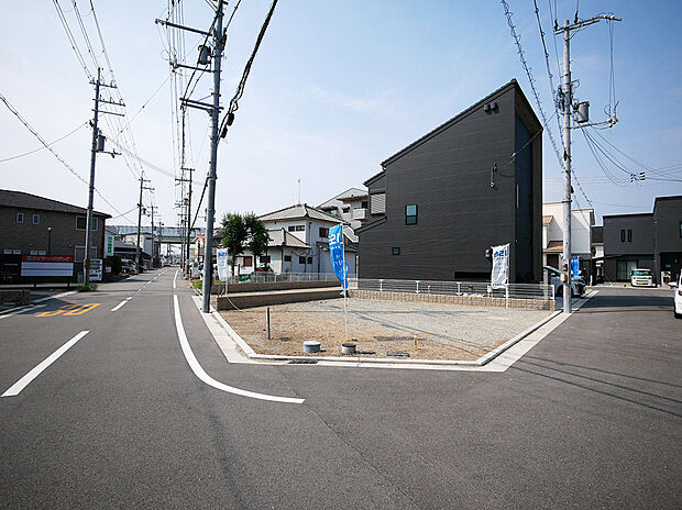 【【現地写真】】幼保や公園、医療機関が徒歩11分圏内に揃い、子育て世帯にも暮らし良い住環境。小学校徒歩8分、中学校徒歩12分で、9年間の通学も安心です。買い物施設も身近に充実しています。/2025年7月撮影