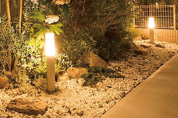 夜間の安全性を高め、住宅の外観を輝かせるエクステリアライト。