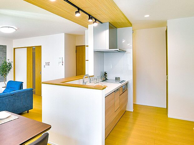 【その他画像】【お手伝いキッチン】キッチン周りをクルクルと回れる、回遊型キッチン。家族が協力しやすく、料理の時間も楽しくなりそう。※画像はイメージです。実際の商品とはデザイン・仕様が一部異なります。