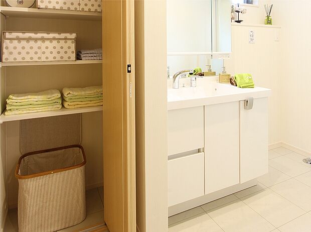 【その他画像】【リネン庫】効率よく洗濯できて、ストックやタオル類もすっきり収まる時短収納です。