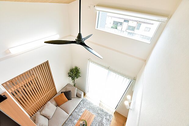 【リビング】ご家族の団らんや寛ぎの中心となるリビング空間をさらに際立たせる吹抜け天井。（1号棟）