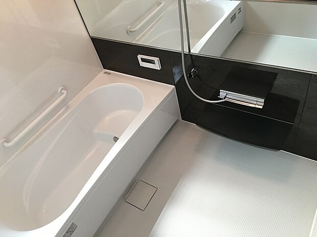 【システムバス(施工例)】機能性が高く快適なシステムバス。広めの設計で、快適なバスタイムが楽しめます!浴室暖房乾燥機付きで衣服の乾燥や冬のヒートショック対策もできます。お掃除もラクラク!