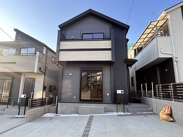 【1号棟】外観写真　シンプルさに際立つデザイン性