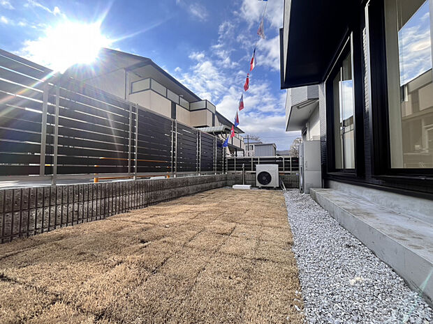 庭（2026年2月26日撮影）　南向きの広々芝生で、家族と幸せなひと時を。