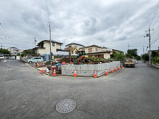 現地写真（7月中旬撮影）　敷地面積124m2超！車通りの少ない閑静な住宅街に佇む、南側約6.0m公道に面した日当たりが良い限定2邸♪
