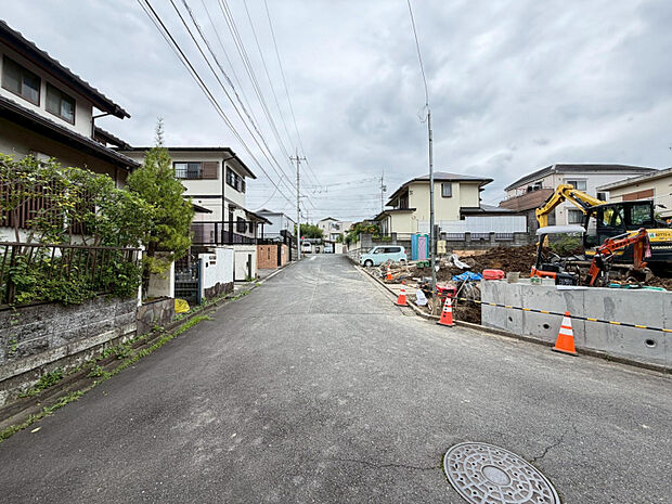 現地写真（7月中旬撮影）　前面道路公道約6.0m！駐車が苦手な方も安心。
