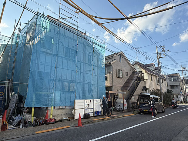 前面道路含む現地写真　9月下旬撮影　太陽光発電システムを搭載した「3LDK」の住まいでエコな暮らしを実現！長く安心して住まい続けられ、税等の優遇も受けられる「長期優良住宅」です。東京ゼロエミ住宅によりLDKエアコン・全居室シーリングライト付。快適な暮らしを支える機能的な設備仕様も魅力の住まい。是非現地をご見学ください。