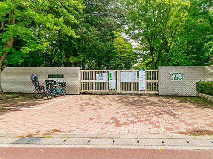 日野市立仲田小学校 270m