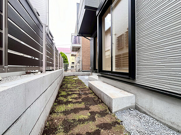 【庭（2026年6月中旬撮影）】南向きの芝生で家族と幸せなひと時を。
