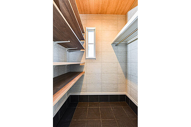 家の印象を左右する玄関回りのスペース。土間収納をつくり、スッキリ片付いたエントランスに。（弊社同仕様施工例）