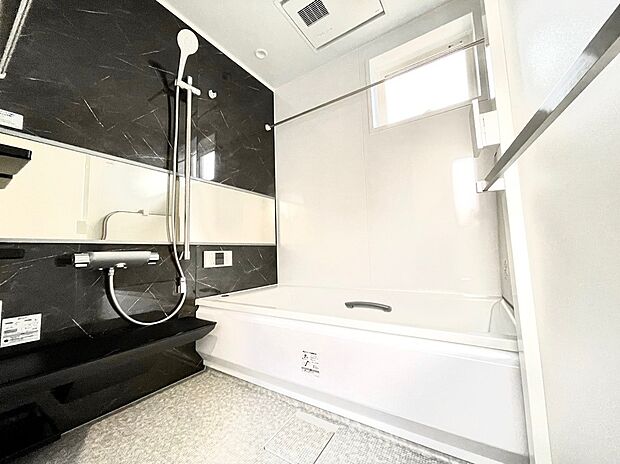 【浴室換気暖房乾燥機付き TOTOサザナ】バスルームの床には汚れを形成を防ぐモザイクフロアを採用。
すばやく乾燥し、汚れ残りも少なくなりますよ！（同仕様・弊社施工例）