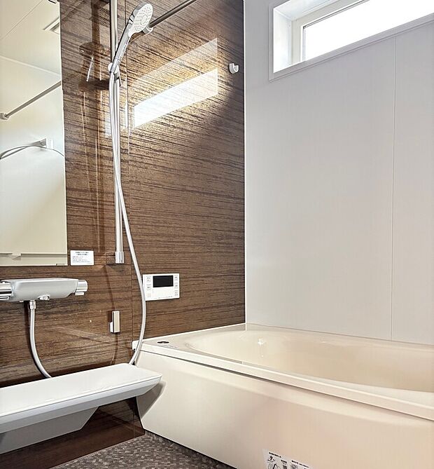 【TOTOサザナ】浴室換気暖房乾燥機付き
TOTOサザナ
入浴後の換気や乾燥により、浴室を清潔に保ちます。雨の日は洗濯物の乾燥もでき便利♪(弊社施工例)