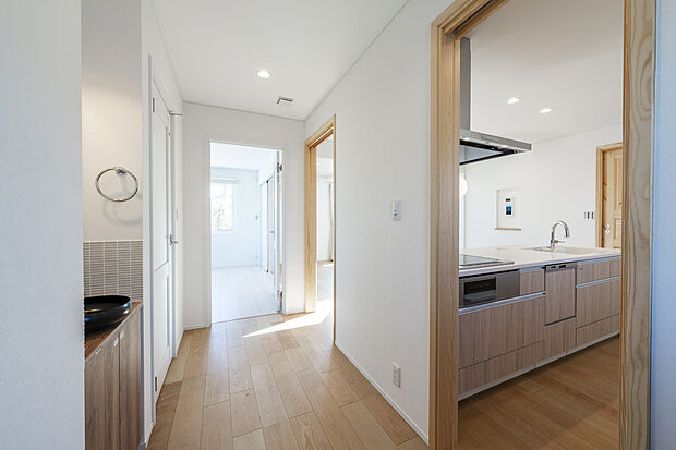 【玄関ホール】玄関ホールには手洗い洗面台を設置。キッチンにもそのまま繋がるので、毎日の生活にも便利な動線です。