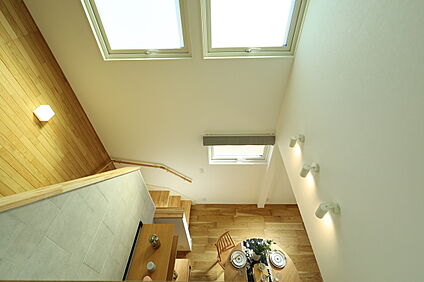 2階ホールから階下をのぞむ