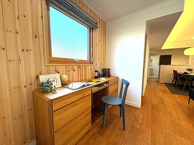 【【1号棟】リビングダイニング】リビングにはちょっとしたコーナーがあり、学習デスクやピアノを置いたりすることもできます。