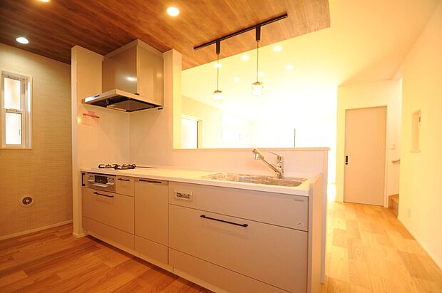 【システムキッチン「タカラスタンダード」食器洗浄乾燥機標準装備】毎日の面倒な食器洗いをボタンひとつで楽々洗浄！共働きのご夫婦や小さなお子様のいるご家庭にあると助かる家事ラクな「食器洗浄乾燥機」が標準装備！