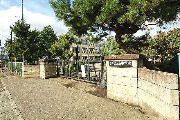 三ケ島中学校(約1,920m)
