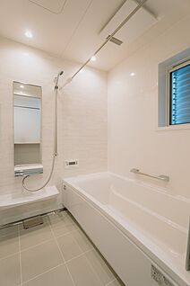 掃除も簡単で、温かい浴室空間