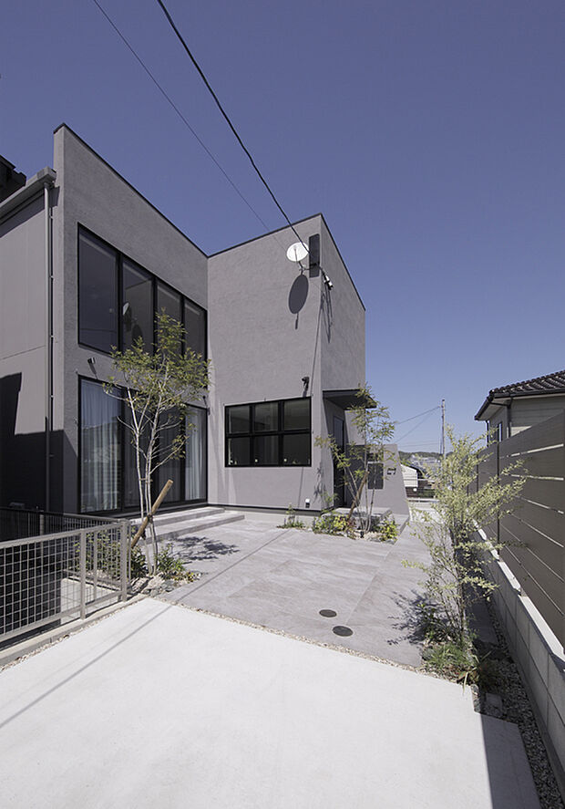 【シンプルで洗練されたモダン外観】グレーを基調にした上質な外観デザイン。素材の質感と植栽が調和し、街並みに映える落ち着いた佇まいを演出します。