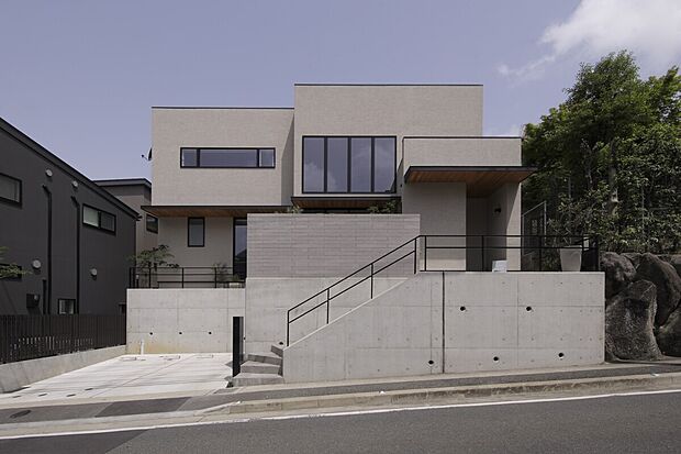 【眺望を楽しむ、重厚感あるモダンデザイン】高台を活かした存在感のある外観。コンクリートとシンプルな箱型ボリュームの組み合わせが、ホテルライクな雰囲気を演出します。