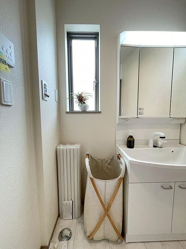 【洗面】耐水性が高くお掃除が快適なクッションフロア採用の洗面室です