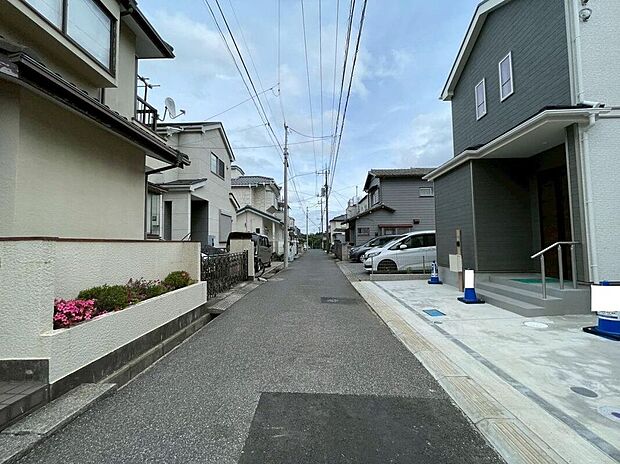 【前面道路含む外観】前面道路は車通りが少なく、お子様の通行や毎日の車の出し入れも安心です