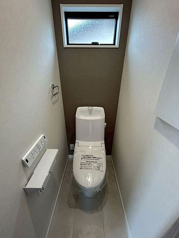 【トイレ】2階トイレもパネル操作のウォシュレットトイレで快適