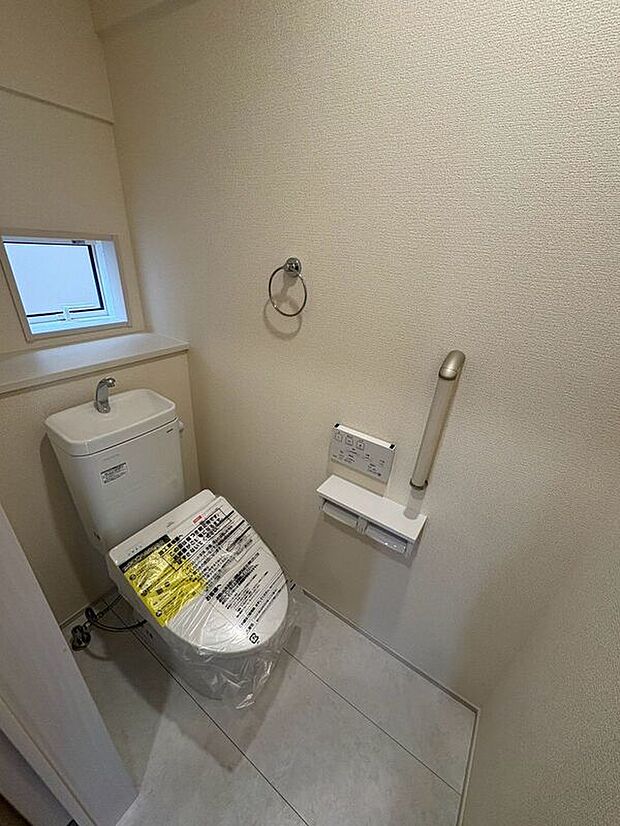 【トイレ】明るく清潔感のある節水型ウォシュレットトイレです