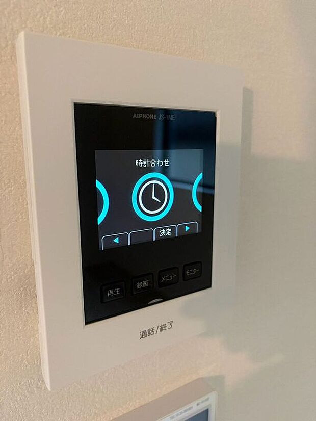 【防犯設備】お子様のお留守番時も安心なモニター付きインターホン。鍵を開ける前に画面で相手を確認できるため、不審者の侵入予防や防犯対策に効果的です。家族みんなが安全に過ごせる、住まいの安心をサポートします。
