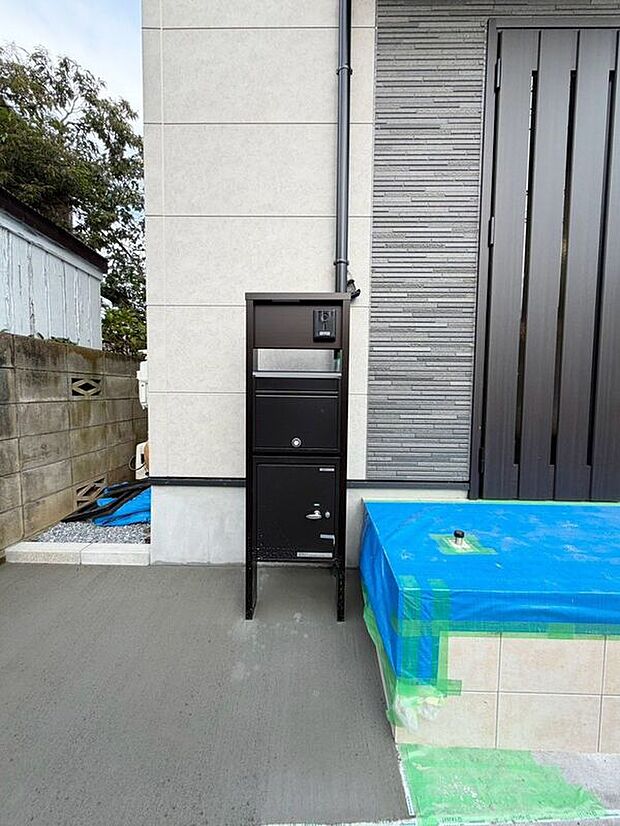 【その他設備】不在時でも荷物をスムーズに受け取れる便利な宅配ボックス。外出中や対面での受け取りを控えたい時にも重宝します。再配達の手間を省き、配達時間を気にせず自由にお出かけを楽しめます。
