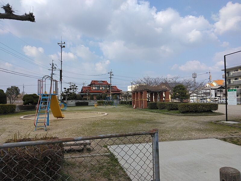 仲公園は遊具スペースと広場が分かれています。