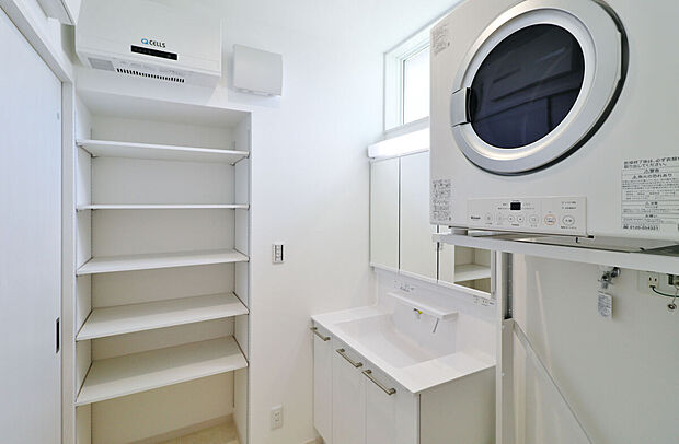 【洗面化粧室（7号地）】洗面所は可動棚がついており、タオルや備品の収納に便利です。全棟「乾太くん」装備。５２分で５ｋｇの洗濯物がふわっと仕上がる優れものです。