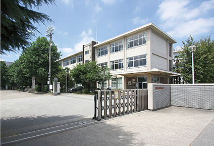 宮の原中学校 現地から1340m～1420m。(徒歩17分～18分。)
