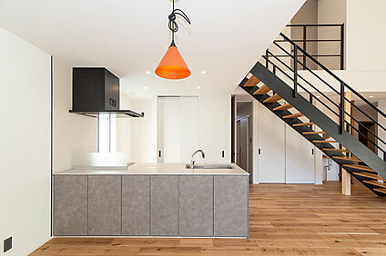 勝手口付きペニンシュラキッチンとスケルトン階段