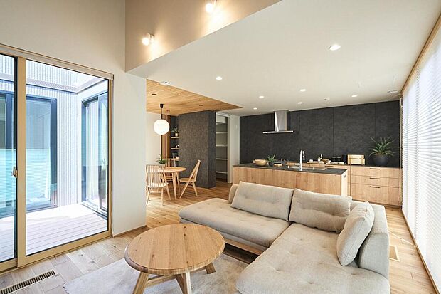 窓を大きくとり、光溢れる明るいLDK。毎日過ごすリビングは、陽光がたっぷり入りとても明るく、快適にお過ごし頂けます♪