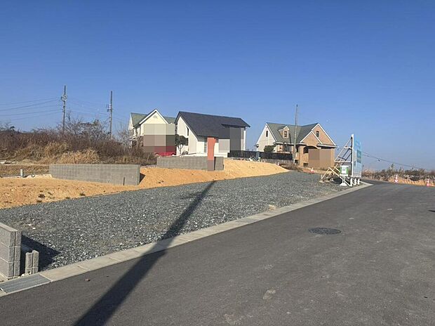 【現地写真】「高台×ひな壇」の豊かな眺望が広がる、開放感を感じる敷地です。日々、緑や川辺に癒される、心地よい暮らしを叶えます。周辺には多彩な利便施設が充実し、快適な毎日をサポートするロケーションです。