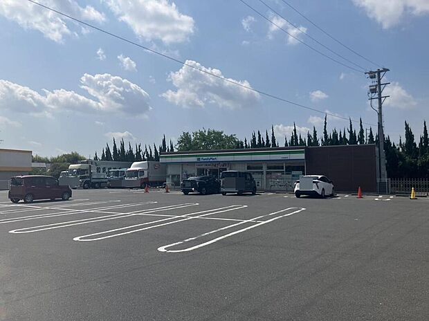 【ファミリマート大府横根町店】 コンビニまで442m。 徒歩圏内にあり、急なお買い物や日々のお支払いなどに便利です!