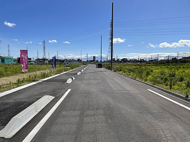 前面道路が広く開放感あふれる立地。車のすれ違いや駐車もスムーズで、毎日の出入りも安心です。ゆとりある道路幅により採光や風通しにも恵まれ、快適な住環境を実現します。