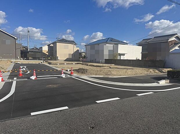 西側約16.00mのゆとりある公道に面した開放感あふれる住環境！
駐車もラクラクできます♪