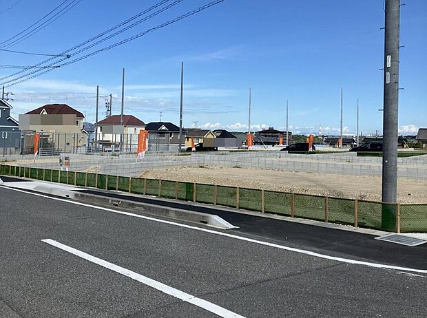 現地写真/整備されたきれいな道路に接道し、お車の出し入れも落ち着いて行えます。