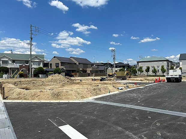 【現地写真】
休日は、お気に入りのカフェでひとときを。竹の山・香久山のハイセンスなショップが身近に揃う、華やぎと利便が共存するロケーションです。