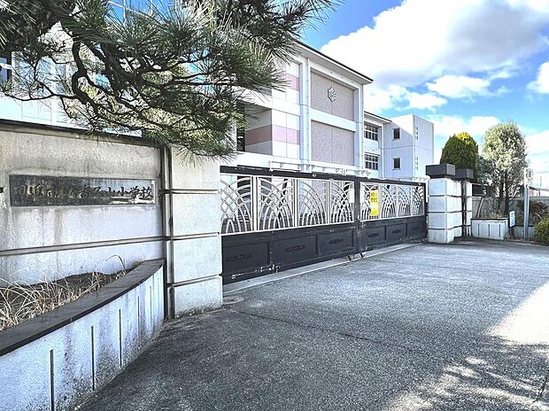 【日進市立香久山小学校:1510m】
小学校への道のりは、お子様の体力を養い、季節の変化に気づく大切な時間になりますね。