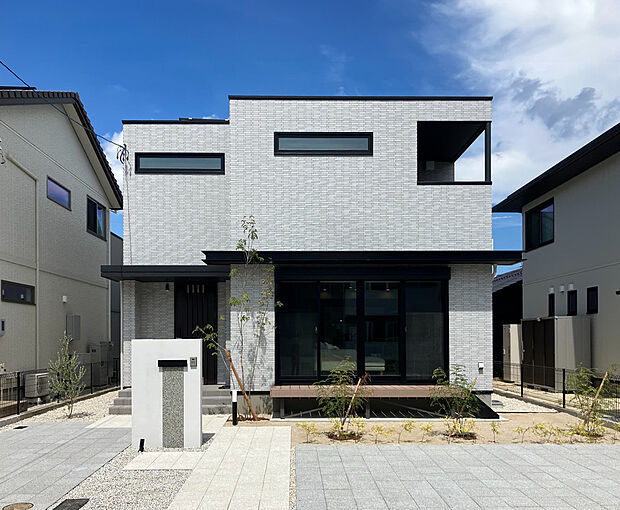 シンプルでありながら高級感とデザイン性を重視した居住空間を実現。門柱や外構まで整えられ、すぐに快適な新生活を始められる住まいです。