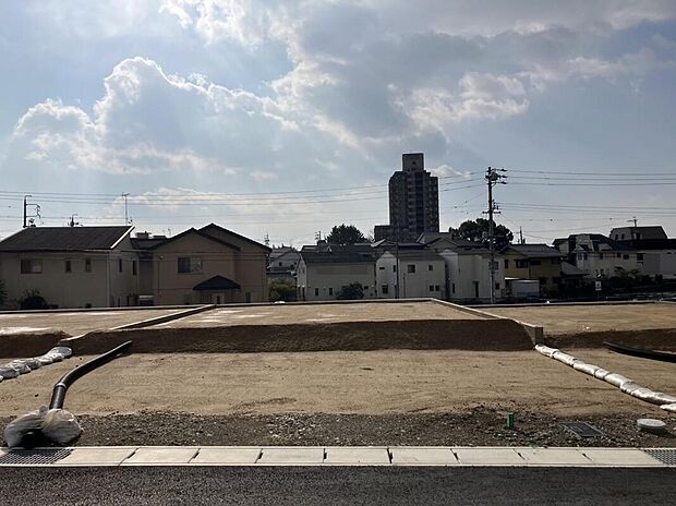【現地写真】
前面道路は約5.00ｍ～約6.00ｍでゆとりがあり、駐車もラクラク！