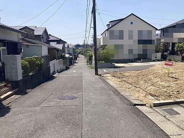 全面道路は5m。住民以外が通ることが少ない道なので安心した暮らしができます。
